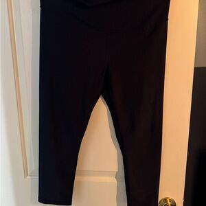 Old Navy Maternity 3/4 Length Go Dry Black Leggings - size M